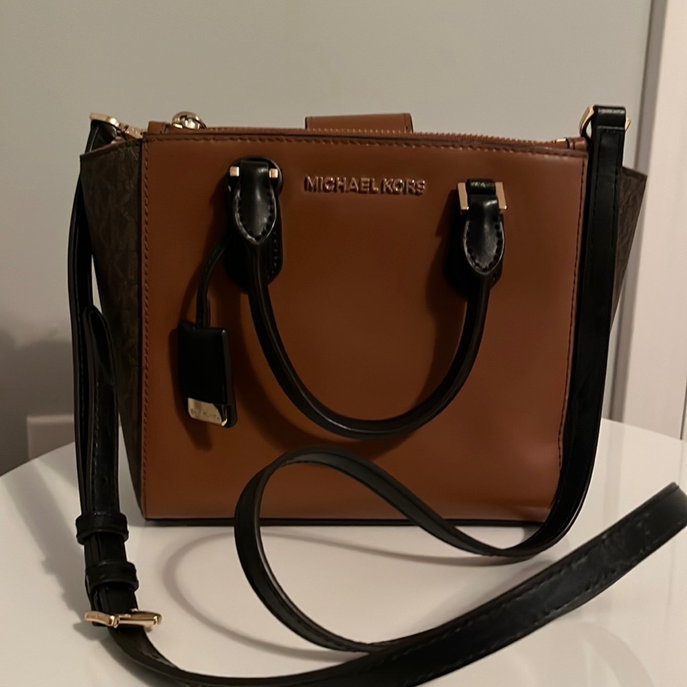 Barely used Michael Kors bag with removable and adjustable straps.